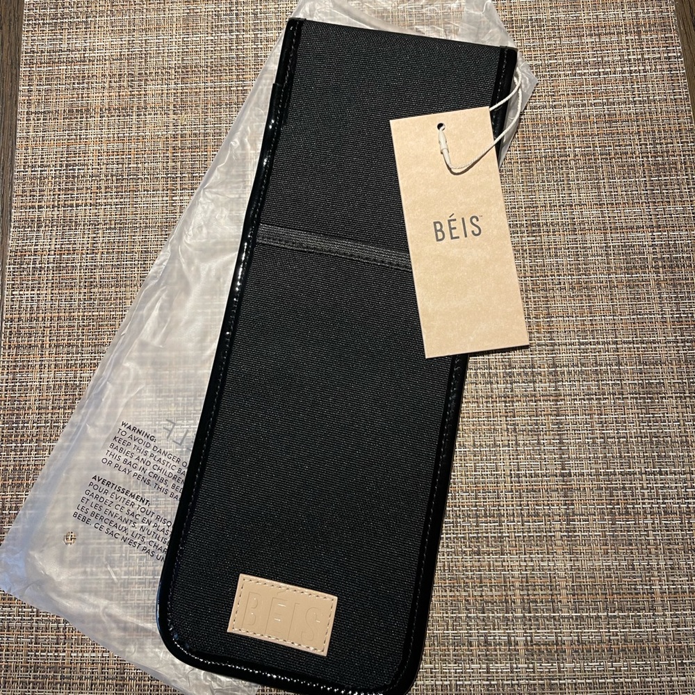 NWT- Béis - The Flat iron cover